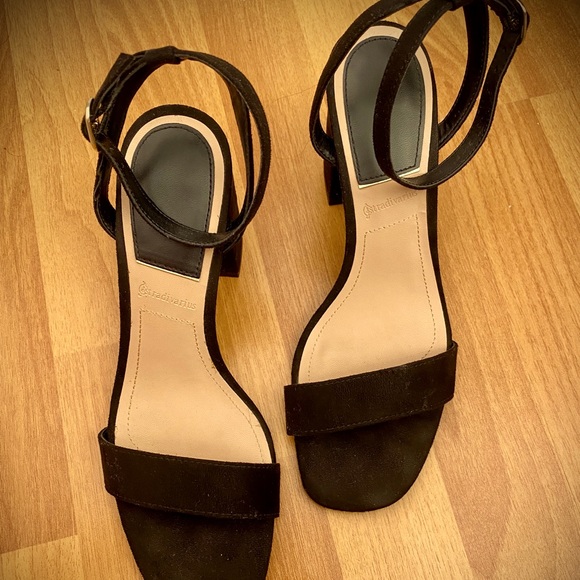 Black Strap Sandals with Heels from Stradivarius - Picture 2 of 4